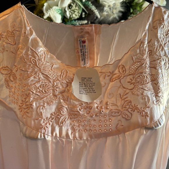 NOS Vintage 100% Silk Peach Embroidered Gown sz 42 NWT AS IS